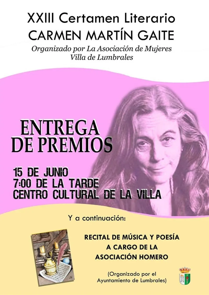 Esther Gorjón en el patio de su casa donde ubica el relato ganador