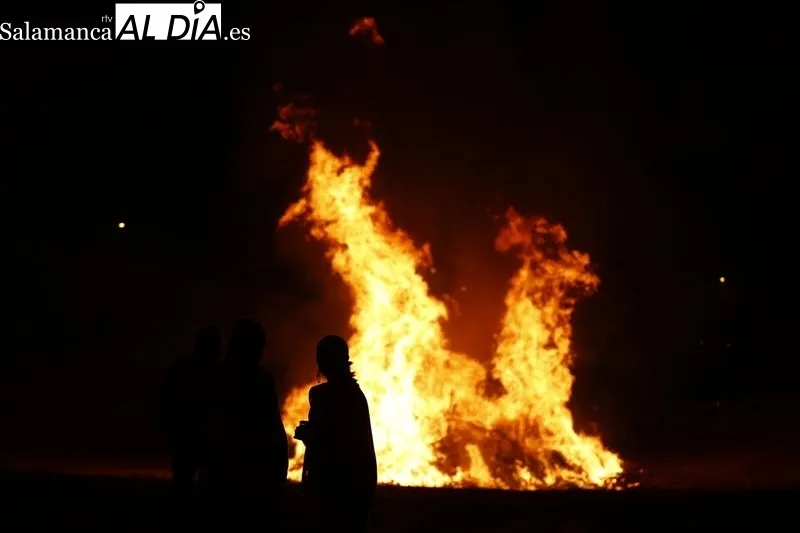 Hoguera de San Juan en Salamanca. Foto de David Sañudo
