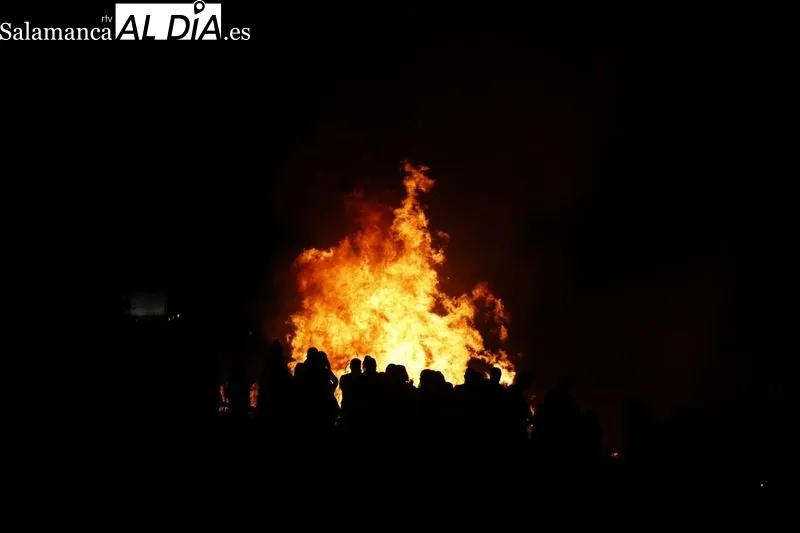 Hoguera de San Juan en Salamanca. Foto de David Sañudo