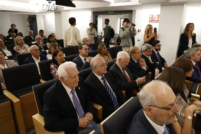 El Colegio de Médicos homenajea a 60 doctores jubilados el último año y distingue con la medalla de oro a Luis Jiménez y Felipe Rubio. Foto de David Sañudo