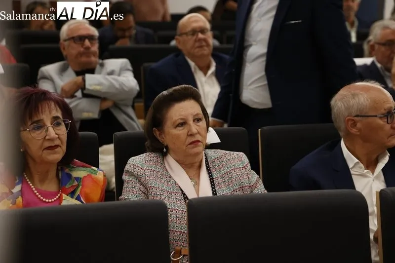 El Colegio de Médicos homenajea a 60 doctores jubilados el último año y distingue con la medalla de oro a Luis Jiménez y Felipe Rubio. Foto de David Sañudo