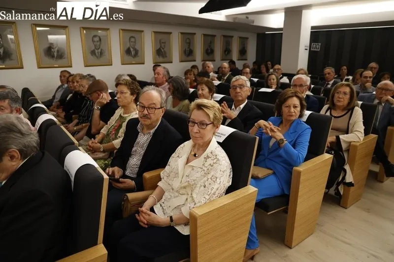 El Colegio de Médicos homenajea a 60 doctores jubilados el último año y distingue con la medalla de oro a Luis Jiménez y Felipe Rubio. Foto de David Sañudo