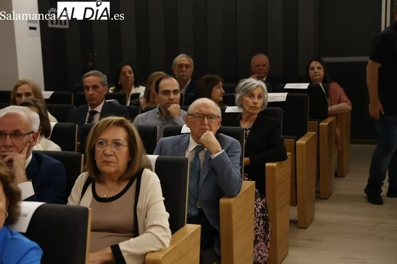 El Colegio de Médicos homenajea a 60 doctores jubilados el último año y distingue con la medalla de oro a Luis Jiménez y Felipe Rubio. Foto de David Sañudo
