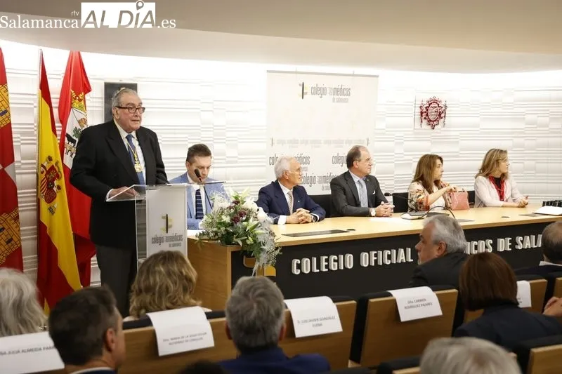 El Colegio de Médicos homenajea a 60 doctores jubilados el último año y distingue con la medalla de oro a Luis Jiménez y Felipe Rubio. Foto de David Sañudo