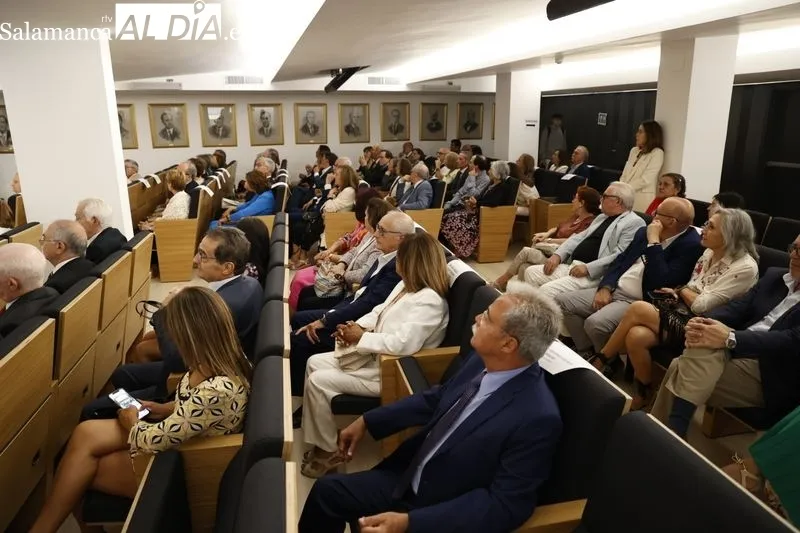 El Colegio de Médicos homenajea a 60 doctores jubilados el último año y distingue con la medalla de oro a Luis Jiménez y Felipe Rubio. Foto de David Sañudo