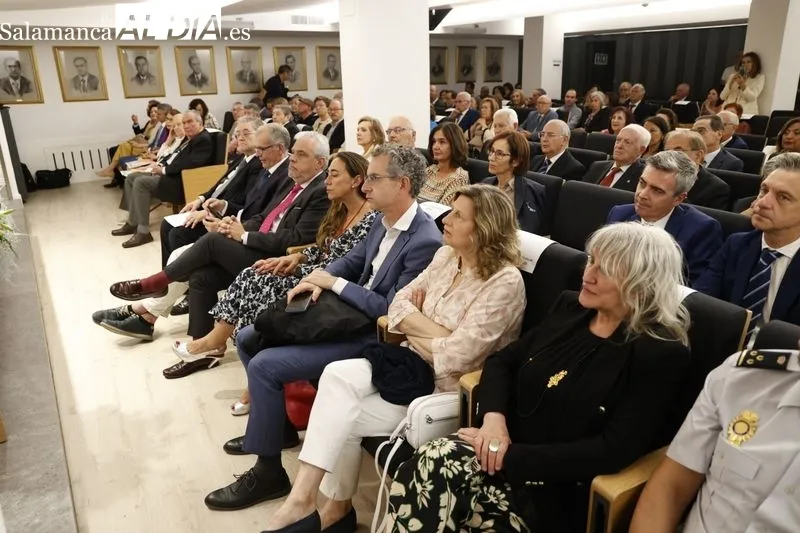 El Colegio de Médicos homenajea a 60 doctores jubilados el último año y distingue con la medalla de oro a Luis Jiménez y Felipe Rubio. Foto de David Sañudo