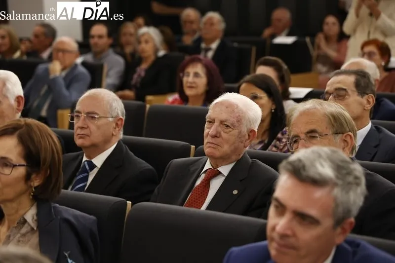 El Colegio de Médicos homenajea a 60 doctores jubilados el último año y distingue con la medalla de oro a Luis Jiménez y Felipe Rubio. Foto de David Sañudo