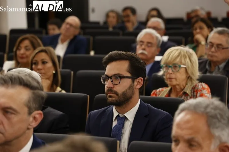 El Colegio de Médicos homenajea a 60 doctores jubilados el último año y distingue con la medalla de oro a Luis Jiménez y Felipe Rubio. Foto de David Sañudo