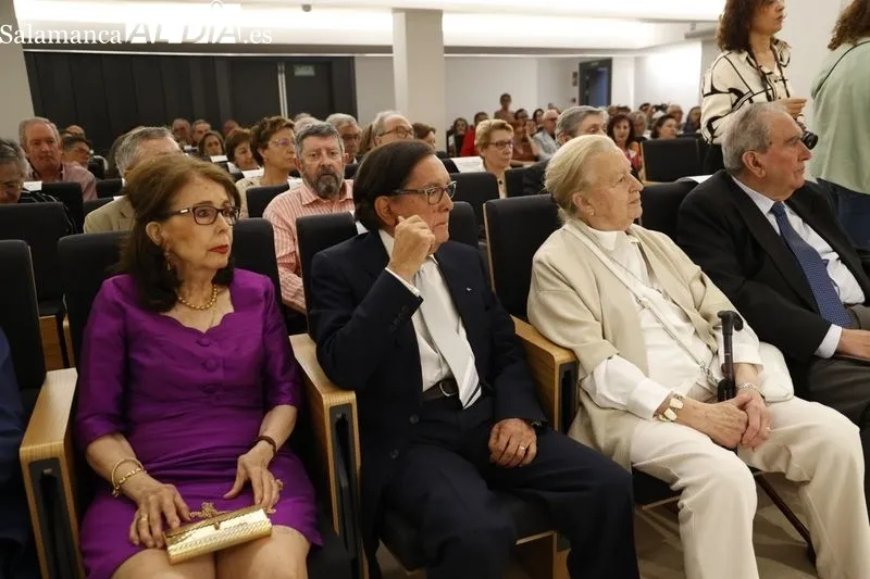 El Colegio de Médicos homenajea a 60 doctores jubilados el último año y distingue con la medalla de oro a Luis Jiménez y Felipe Rubio. Foto de David Sañudo