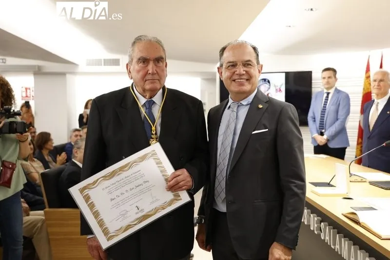 El Colegio de Médicos homenajea a 60 doctores jubilados el último año y distingue con la medalla de oro a Luis Jiménez y Felipe Rubio. Foto de David Sañudo