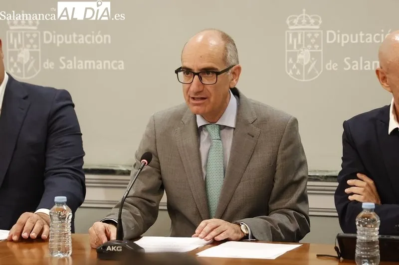 El presidente de la Diputación de Salamanca, Javier Iglesias, y el pintor, Florencio Maíllo, presentan la exposición 'Federico García Lorca. Salamanca'. Foto: David Sañudo