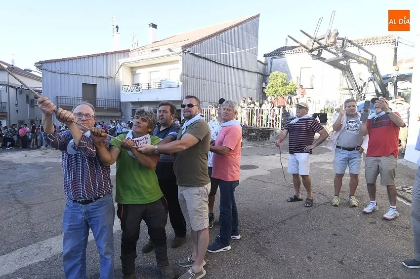Izado de la viga en El Payo por San Juan/ Fotos: Adrián M.Pastor