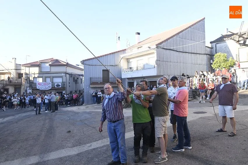 Izado de la viga en El Payo por San Juan/ Fotos: Adrián M.Pastor