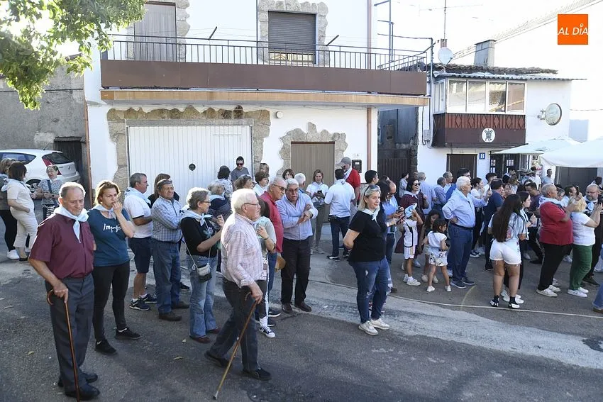 Izado de la viga en El Payo por San Juan/ Fotos: Adrián M.Pastor