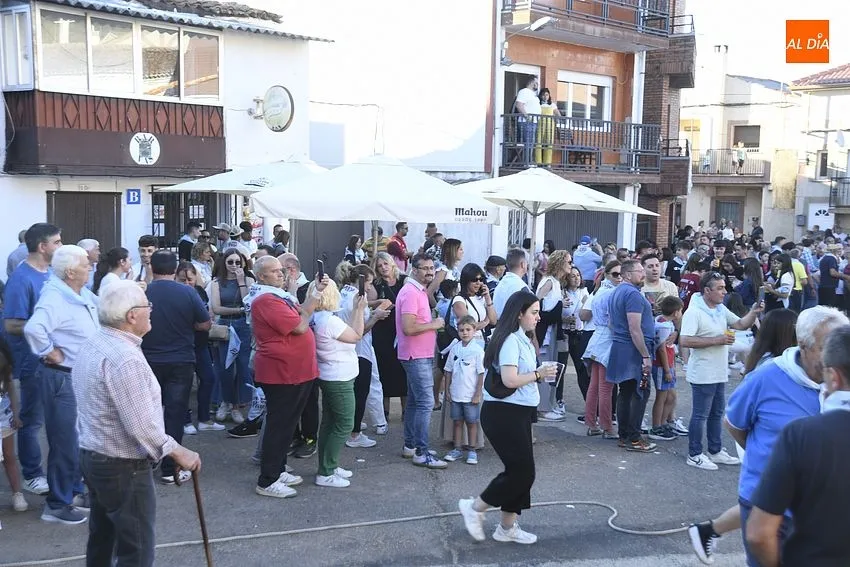 Izado de la viga en El Payo por San Juan/ Fotos: Adrián M.Pastor