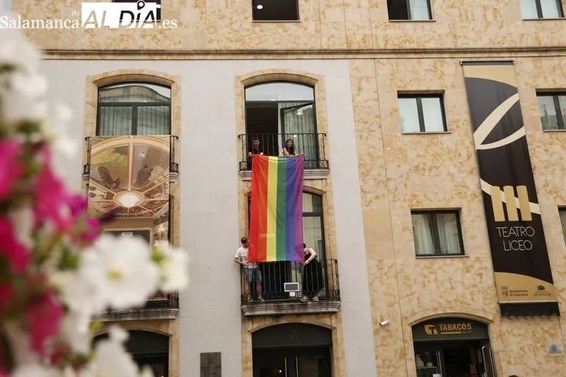 Celebración del Orgullo LGTBIQ  con la colocación de la bandera arcoíris en la fachada del Teatro Liceo. Foto de David Sañudo