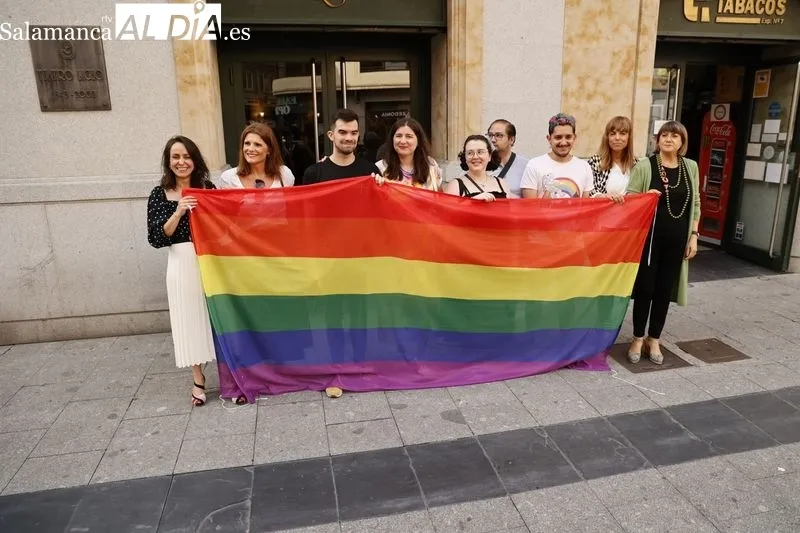 Celebración del Orgullo LGTBIQ  con la colocación de la bandera arcoíris en la fachada del Teatro Liceo. Foto de David Sañudo