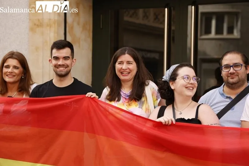 Celebración del Orgullo LGTBIQ  con la colocación de la bandera arcoíris en la fachada del Teatro Liceo. Foto de David Sañudo
