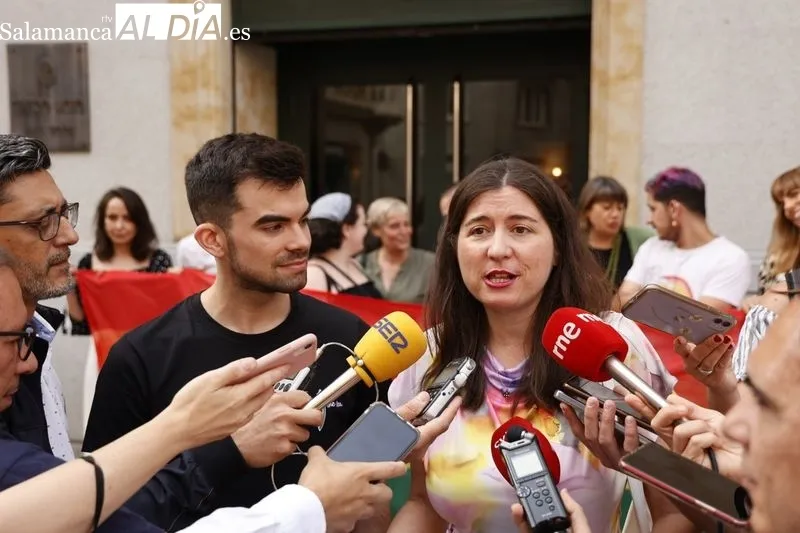 Celebración del Orgullo LGTBIQ  con la colocación de la bandera arcoíris en la fachada del Teatro Liceo. Foto de David Sañudo