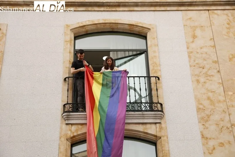 Celebración del Orgullo LGTBIQ  con la colocación de la bandera arcoíris en la fachada del Teatro Liceo. Foto de David Sañudo
