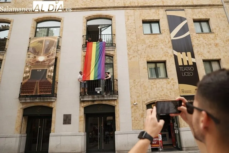 Celebración del Orgullo LGTBIQ  con la colocación de la bandera arcoíris en la fachada del Teatro Liceo. Foto de David Sañudo