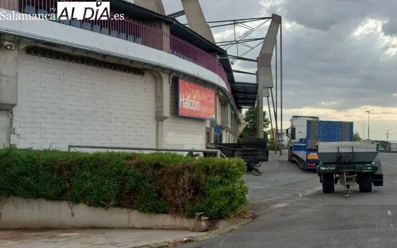 Maquinaria en el Helmántico para el cambio de césped