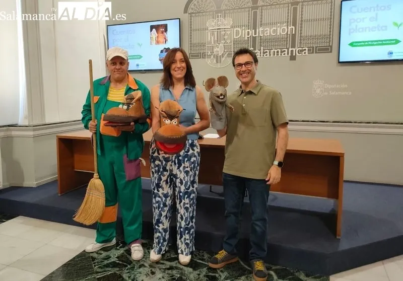 La diputada de Medio Ambiente, Pilar Sánchez, acompañada de Gabi y Ernesto Kamaru Teatro