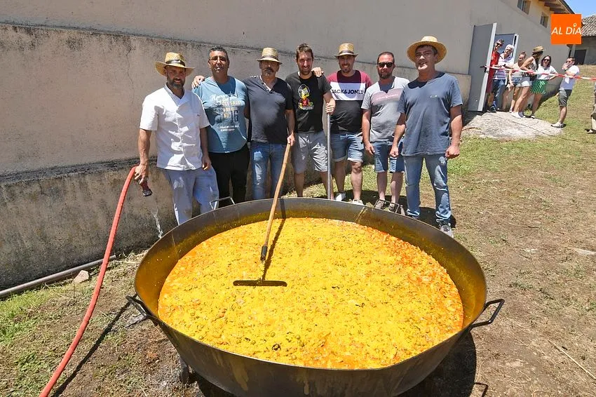 Foto 2 - M&aacute;s de 300 personas rematan las fiestas de Robleda degustando paella