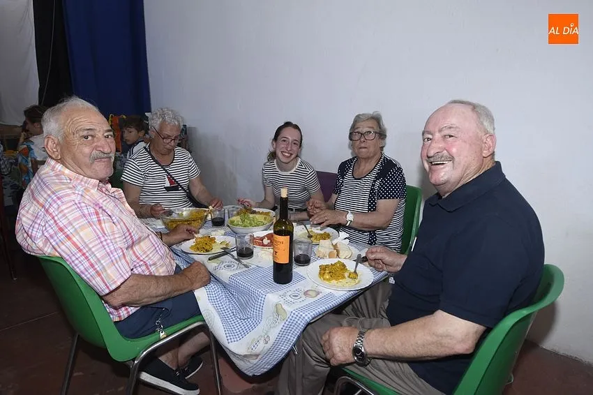 Foto 10 - M&aacute;s de 300 personas rematan las fiestas de Robleda degustando paella