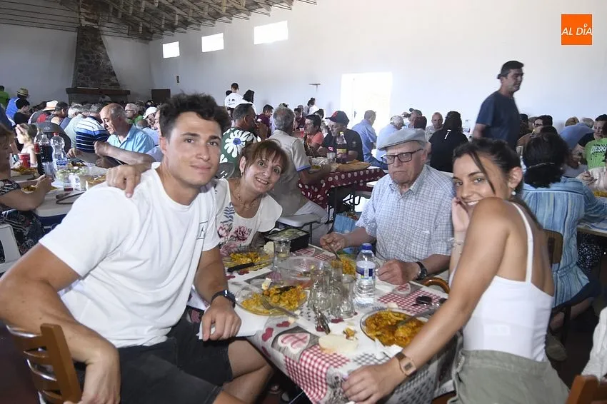 Foto 11 - M&aacute;s de 300 personas rematan las fiestas de Robleda degustando paella