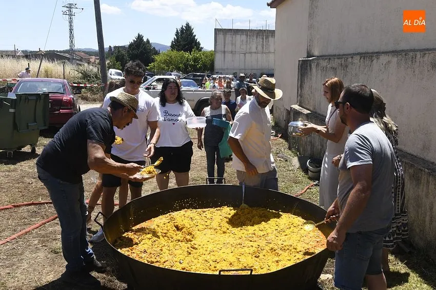 Foto 3 - M&aacute;s de 300 personas rematan las fiestas de Robleda degustando paella