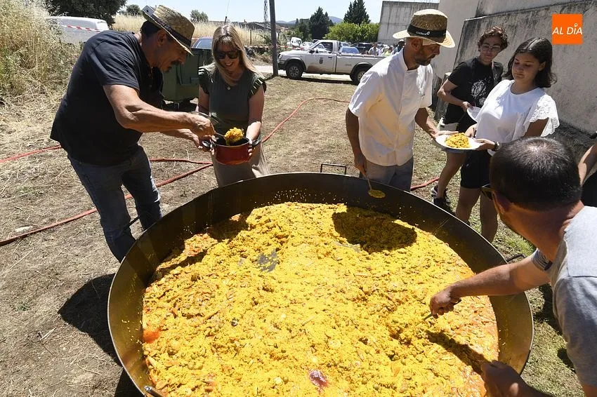 Foto 4 - M&aacute;s de 300 personas rematan las fiestas de Robleda degustando paella