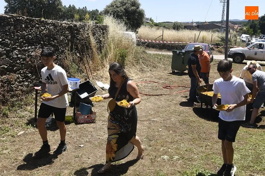 Foto 5 - M&aacute;s de 300 personas rematan las fiestas de Robleda degustando paella