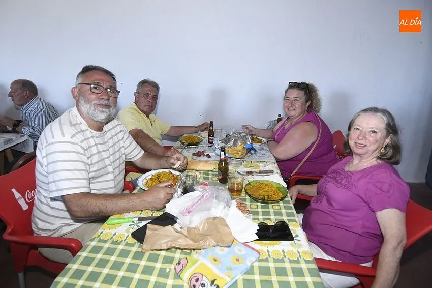 Foto 6 - M&aacute;s de 300 personas rematan las fiestas de Robleda degustando paella