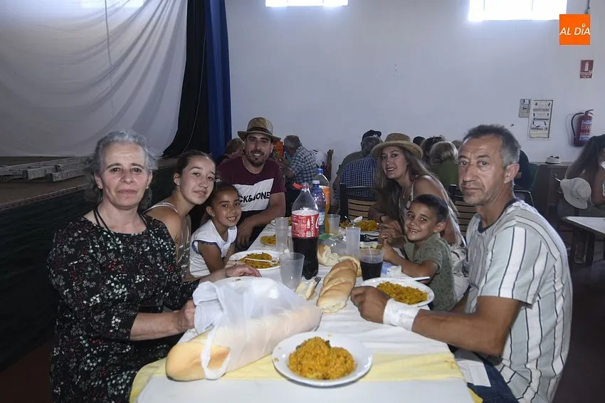 Foto 7 - M&aacute;s de 300 personas rematan las fiestas de Robleda degustando paella