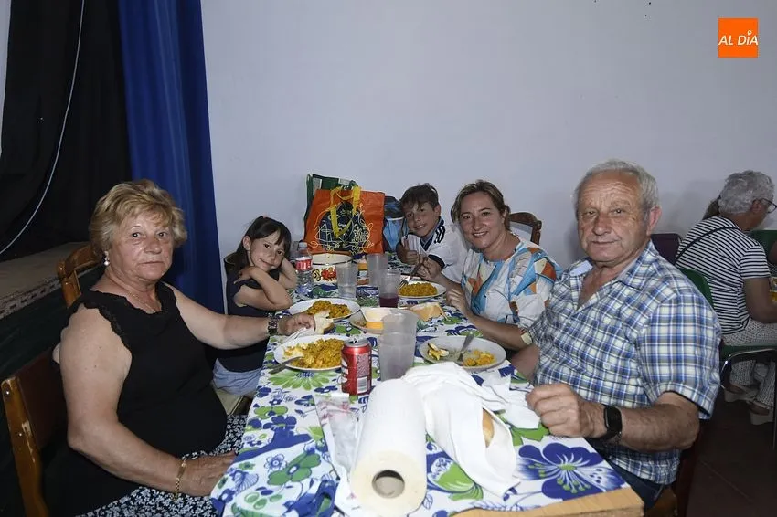 Foto 8 - M&aacute;s de 300 personas rematan las fiestas de Robleda degustando paella