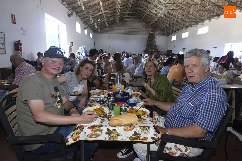 Foto 9 - M&aacute;s de 300 personas rematan las fiestas de Robleda degustando paella