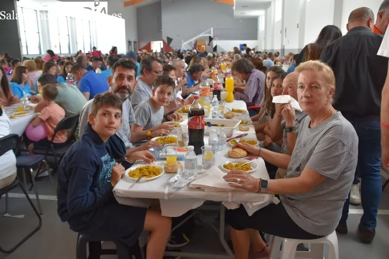 Paella popular en Villares de la Reina. Foto: Vanesa Martins