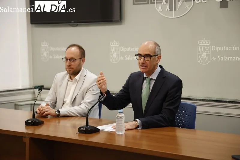 El presidente de la Diputación y del Organismo Autónomo REGTSA, Javier Iglesias, entrega los premios a los escolares ganadores del VIII Concurso de Videos de Tributación Local, promovido por REGTSA. Foto: D. Sañudo