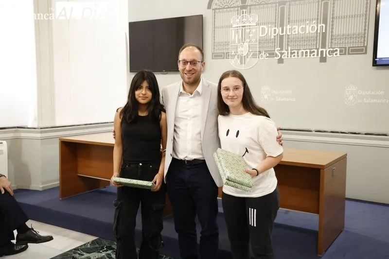 El presidente de la Diputación y del Organismo Autónomo REGTSA, Javier Iglesias, entrega los premios a los escolares ganadores del VIII Concurso de Videos de Tributación Local, promovido por REGTSA. Foto: D. Sañudo