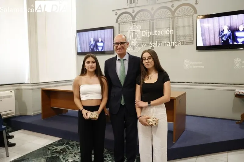 El presidente de la Diputación y del Organismo Autónomo REGTSA, Javier Iglesias, entrega los premios a los escolares ganadores del VIII Concurso de Videos de Tributación Local, promovido por REGTSA. Foto: D. Sañudo