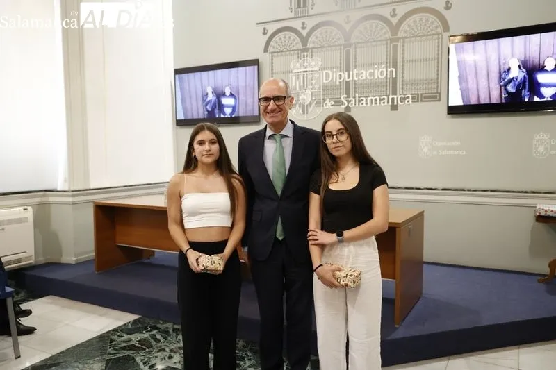 Foto 3 - Nuria G&oacute;mez y Menc&iacute;a Garc&iacute;a se hacen con la 3&ordf; posici&oacute;n en el Concurso de Tributos de la Diputaci&oacute;n