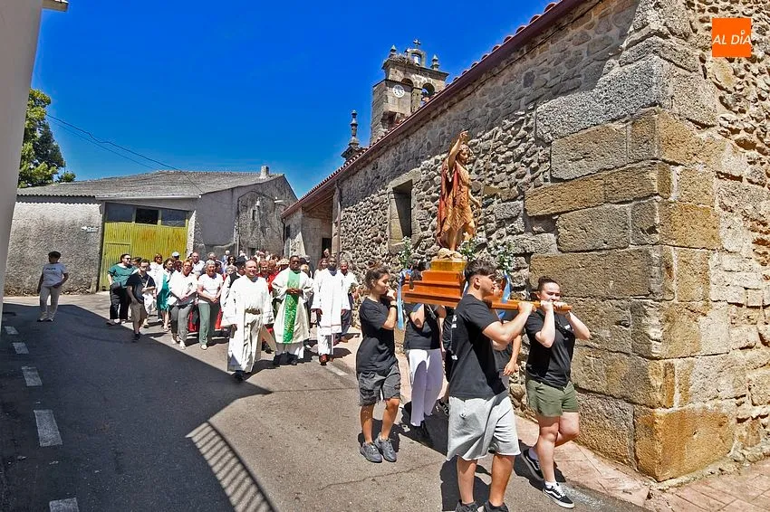 Foto 2 - Navasfr&iacute;as pone el broche final a las fiestas de San Juan con los actos m&aacute;s solemnes