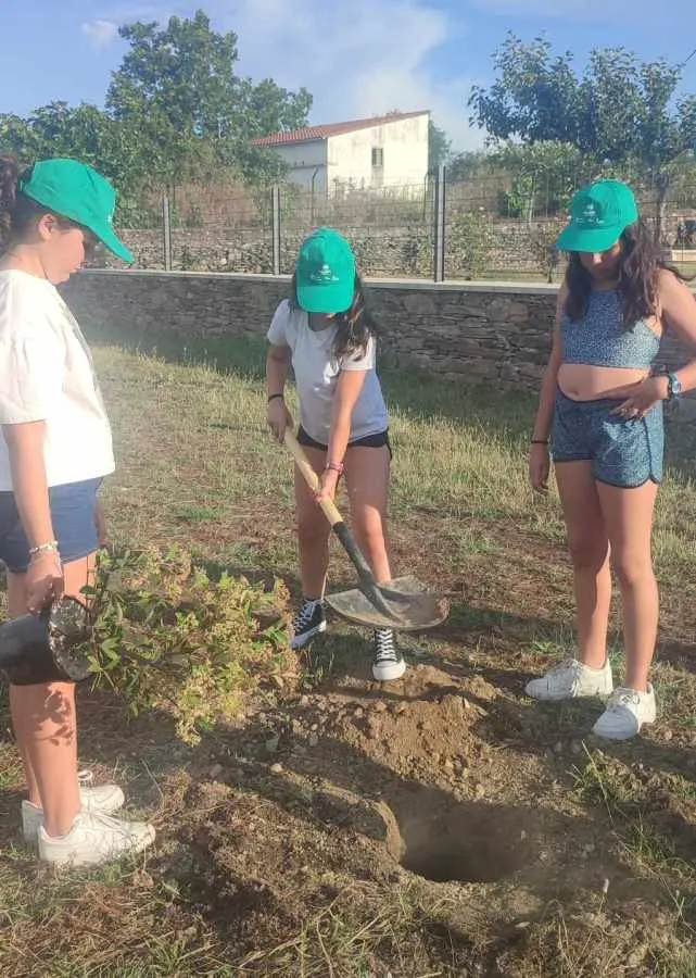 Foto 6 - Barquilla incorpora nuevos &aacute;rboles frutales a&ntilde;adi&eacute;ndoles los deseos de los vecinos