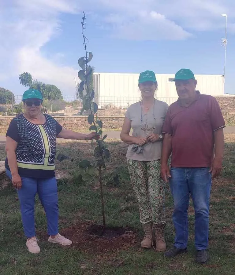 Foto 10 - Barquilla incorpora nuevos &aacute;rboles frutales a&ntilde;adi&eacute;ndoles los deseos de los vecinos