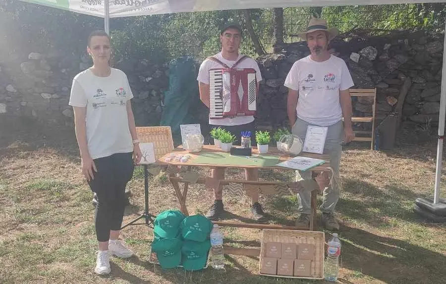 Foto 2 - Barquilla incorpora nuevos &aacute;rboles frutales a&ntilde;adi&eacute;ndoles los deseos de los vecinos