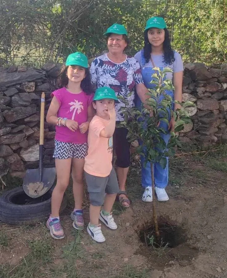 Foto 5 - Barquilla incorpora nuevos &aacute;rboles frutales a&ntilde;adi&eacute;ndoles los deseos de los vecinos