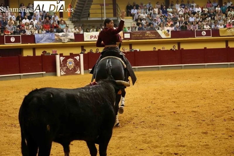 Foto 11 - Todos a hombros en el festejo de rejones de Alba de Tormes