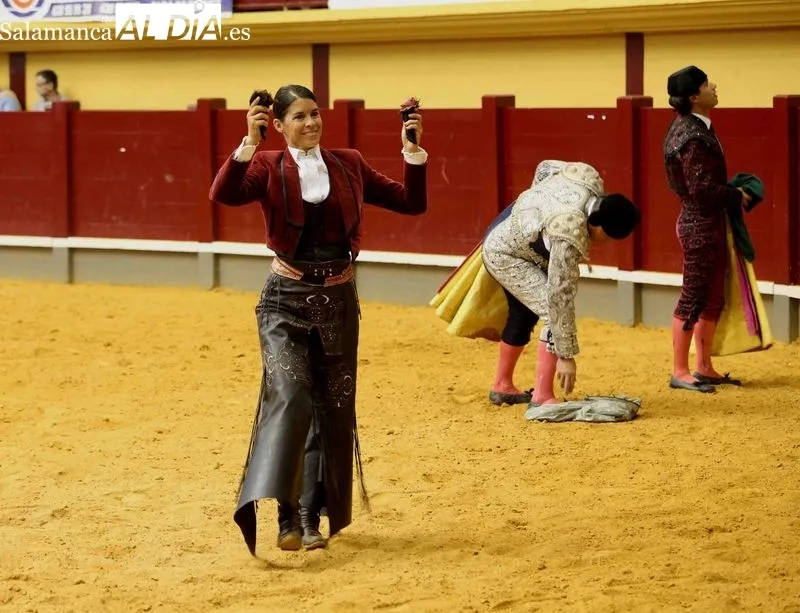 Foto 10 - Todos a hombros en el festejo de rejones de Alba de Tormes