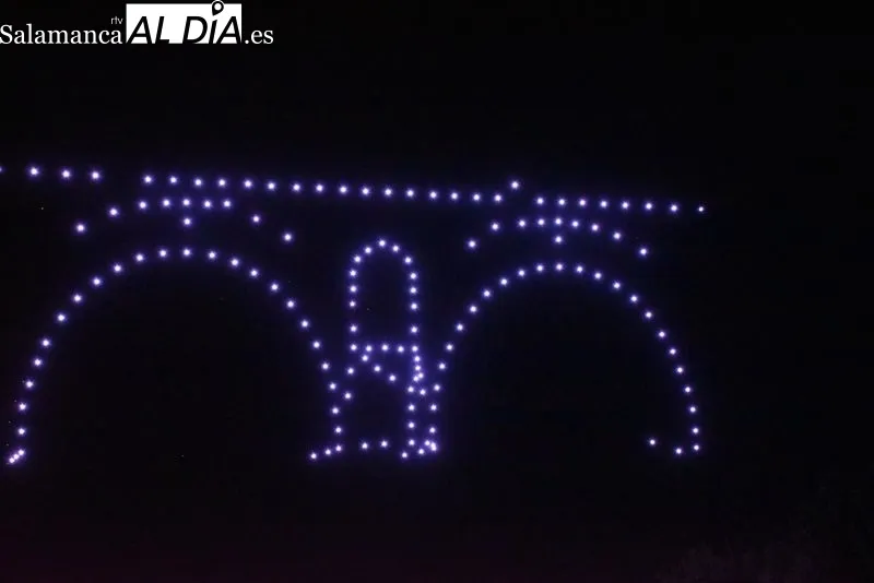 Más de 200 drones crean espectaculares figuras sobre el cielo de Salamanca | FOTOS: Vanesa Martins 